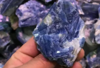 Ciri-Ciri Batu Kyanite Australia