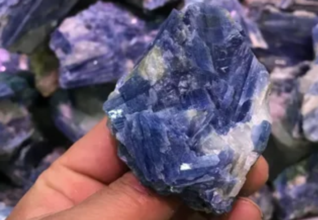 Ciri-Ciri Batu Kyanite Australia