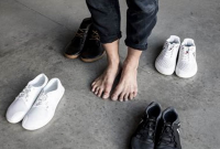 Cara Menghilangkan Bau Sepatu